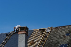 Couvreur zingueur sur le toit d'une maison