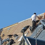 Plusieurs couvreurs sur le toit d'une maison