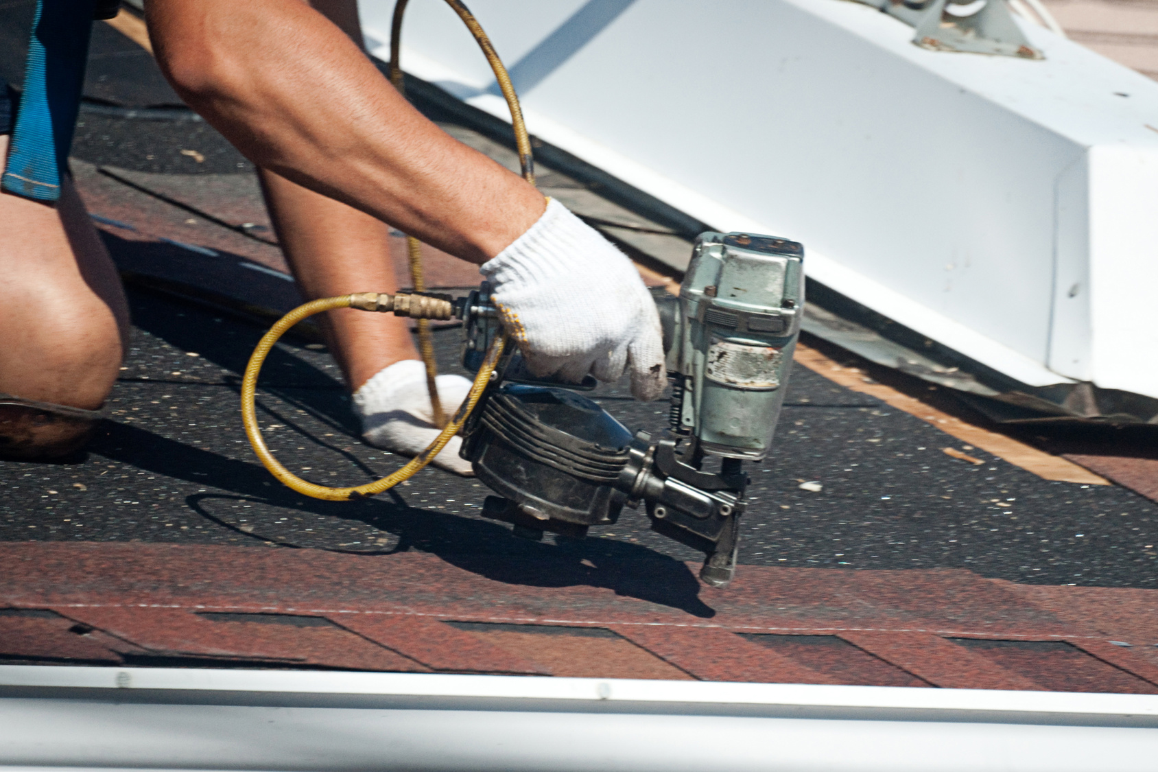 Artisan réalisant une toiture en shingle