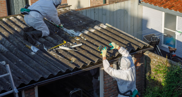 Comment réussir le démoussage d'une toiture amiantée ?