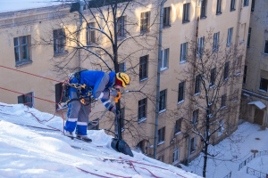 Neige sur la toiture : comment s'en débarrasser en toute sécurité ?