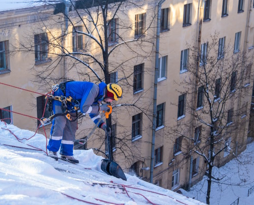 Neige sur la toiture : comment s'en débarrasser en toute sécurité ?