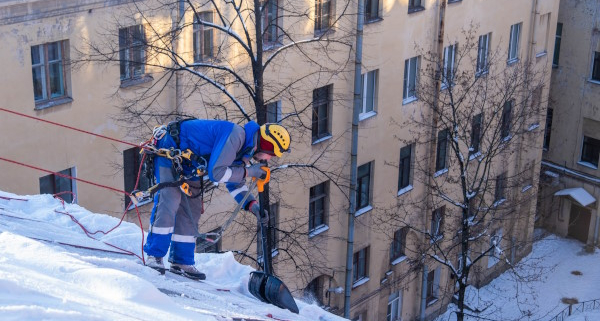 Neige sur la toiture : comment s'en débarrasser en toute sécurité ?